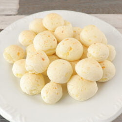 Pão de Queijo com Apenas 3 Ingredientes