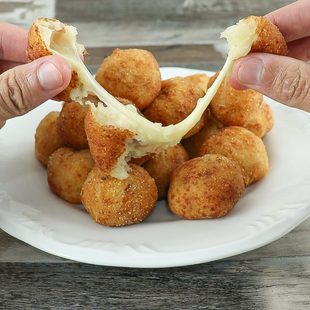 Bolinho de Queijo, Fácil, Prático e Delicioso!!