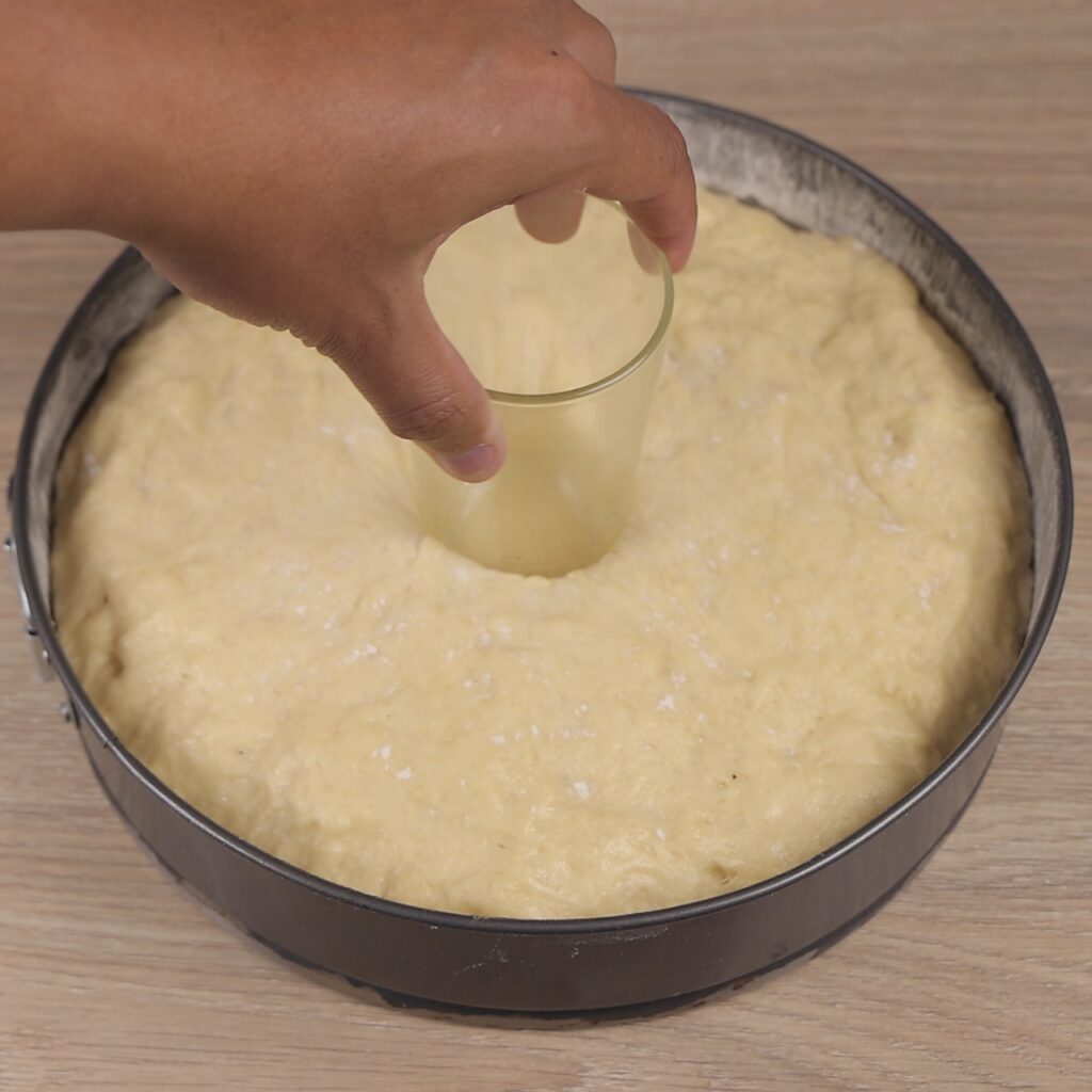 Pão Recheado com Creme e Coberto com Morango