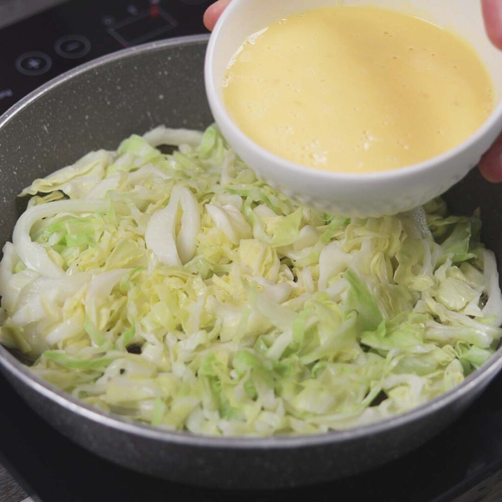 Omelete de Repolho com Calabresa e Queijo