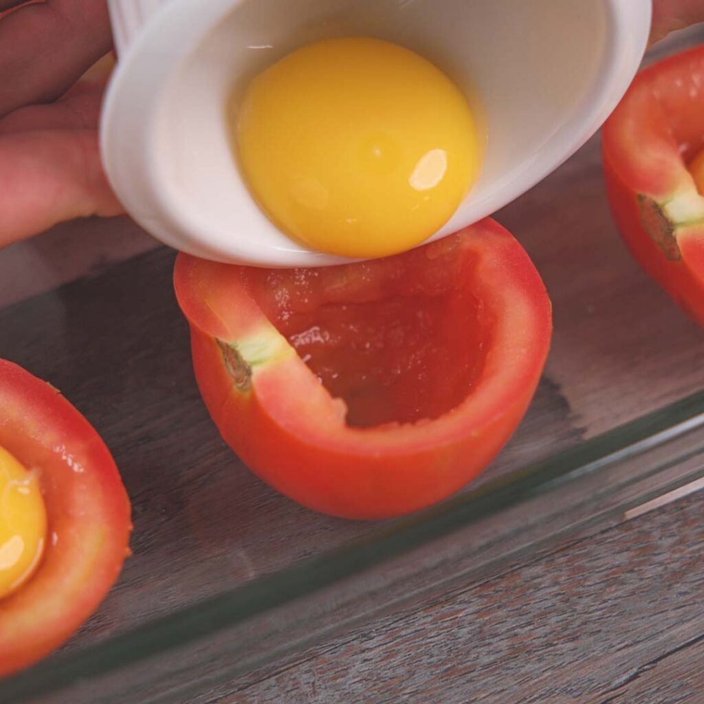 Tomate Recheado com Gema de Ovo e Mussarela