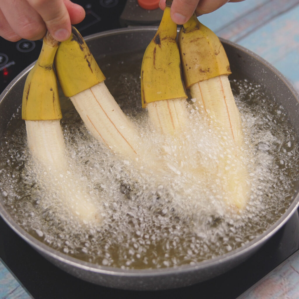Banana Caramelizada com Calda de Morango
