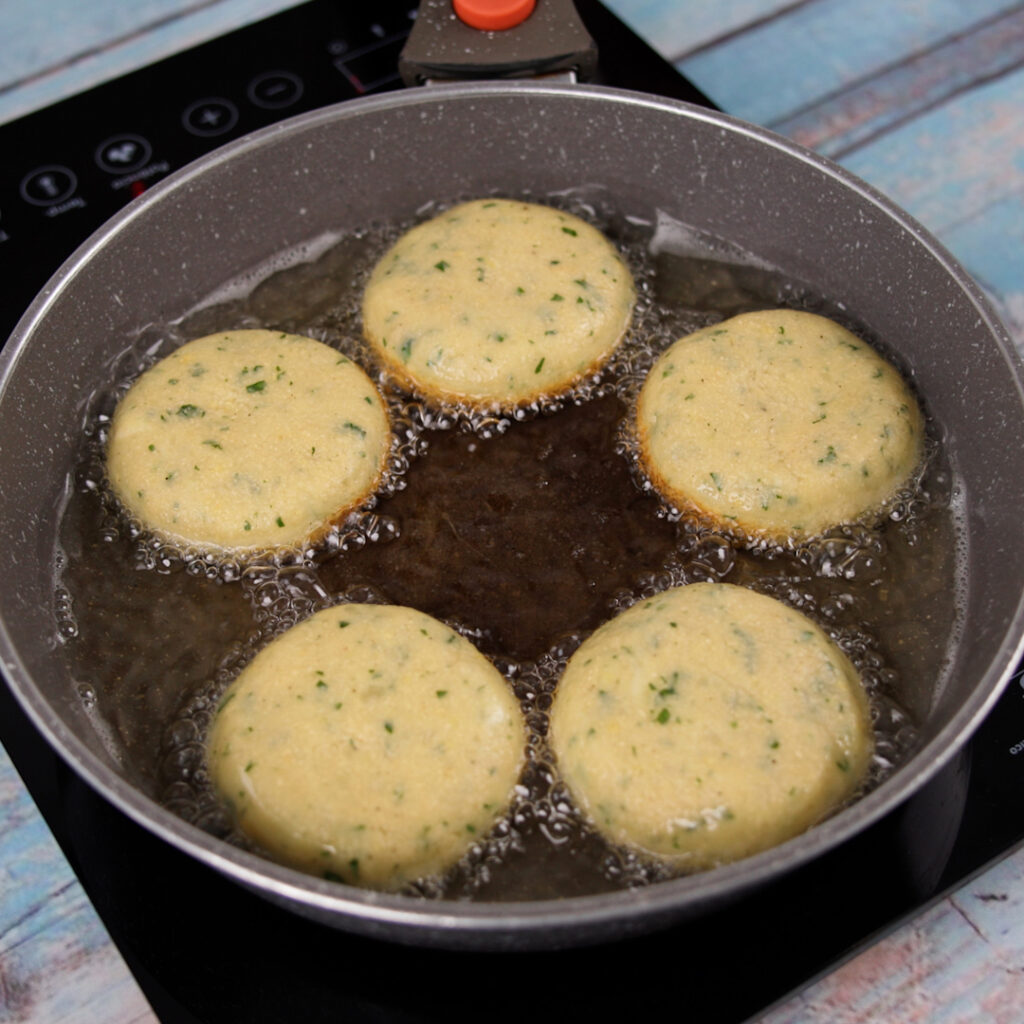 Bolinho Frito de Batata com Queijo