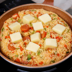 Arroz com Salsicha, Pimentão, Tomate e Queijo