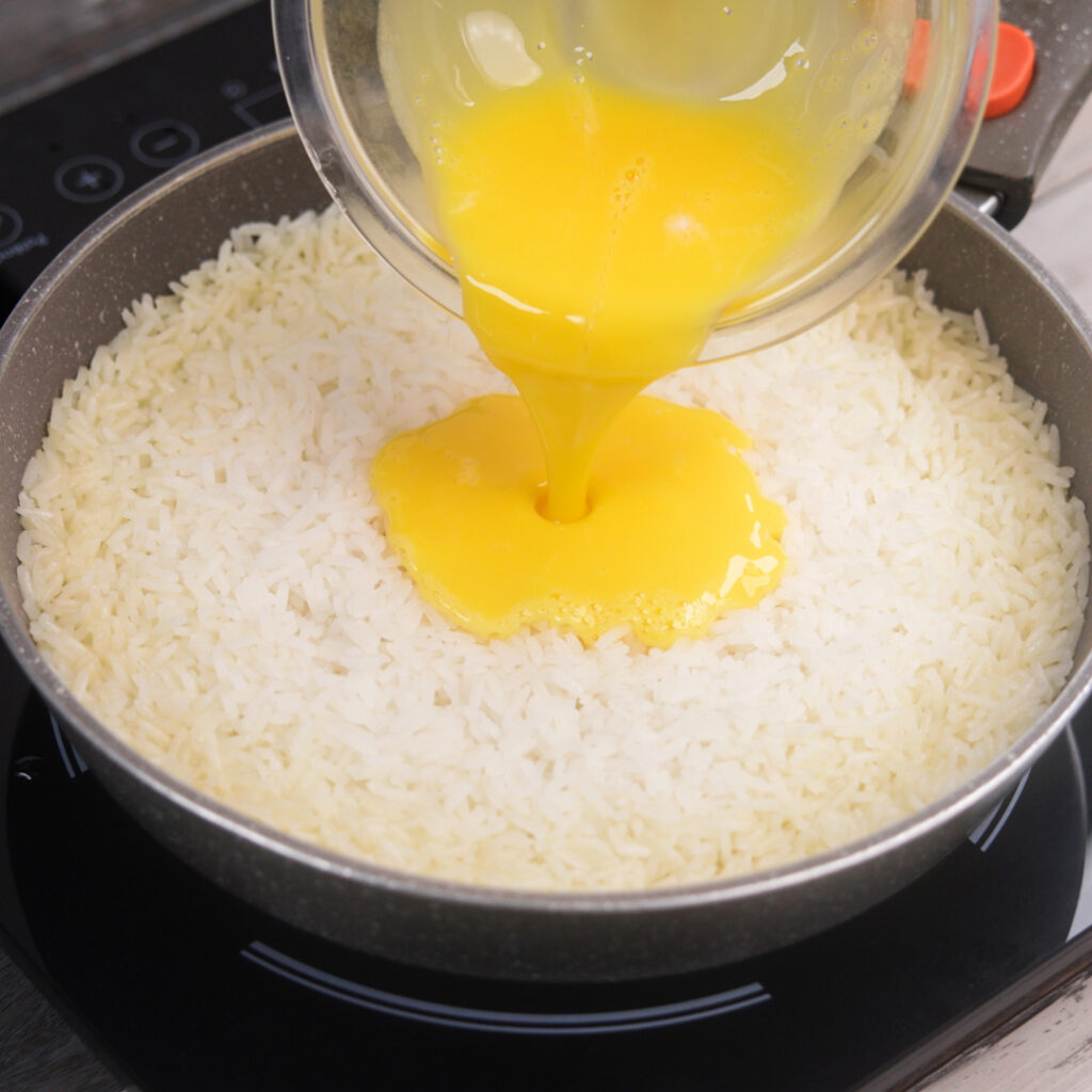 Arroz com Ovos Acompanhado de Salada Refogada