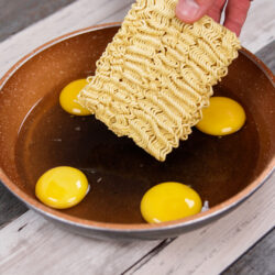 A melhor maneira de comer macarrão instantâneo! Você ficará impressionado!