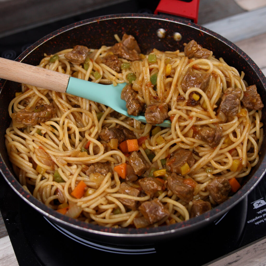 Espaguete com Carne e Legumes