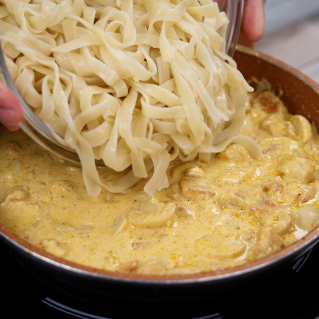 Macarrão com Frango e Molho Branco Delicioso