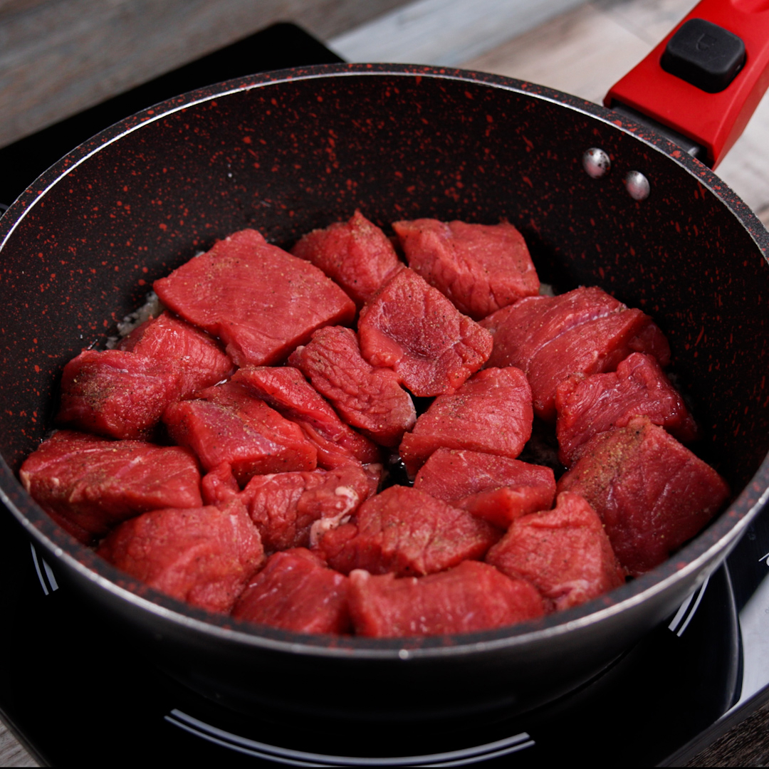Carne cozida com molho cremoso