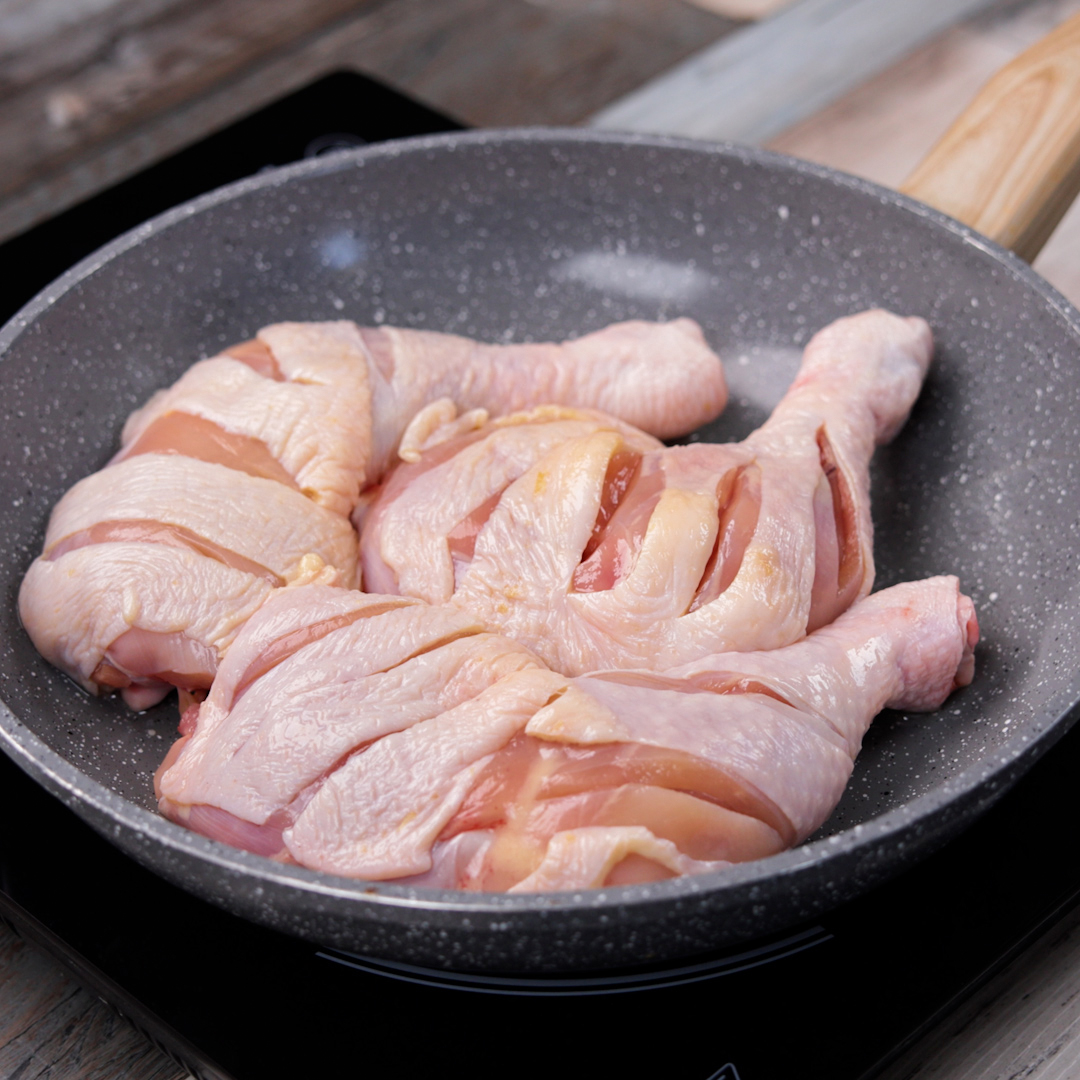 Coxas de frango suculentas acompanhadas de ovos