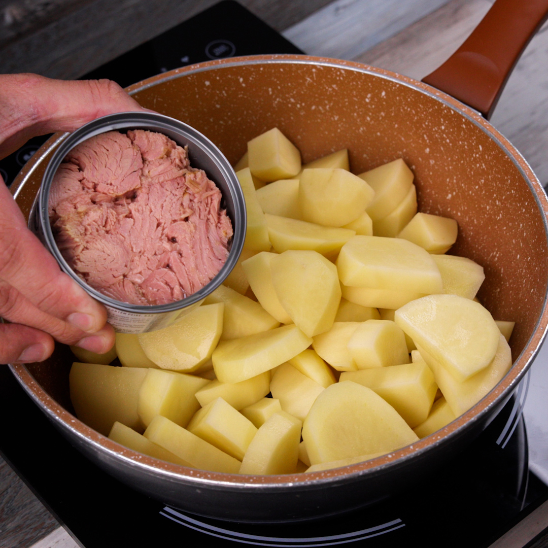 Bolinhos de batata recheados de atum