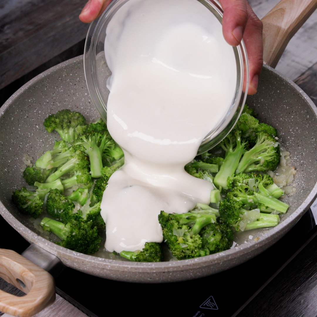 Macarrão ao molho branco com brócolis