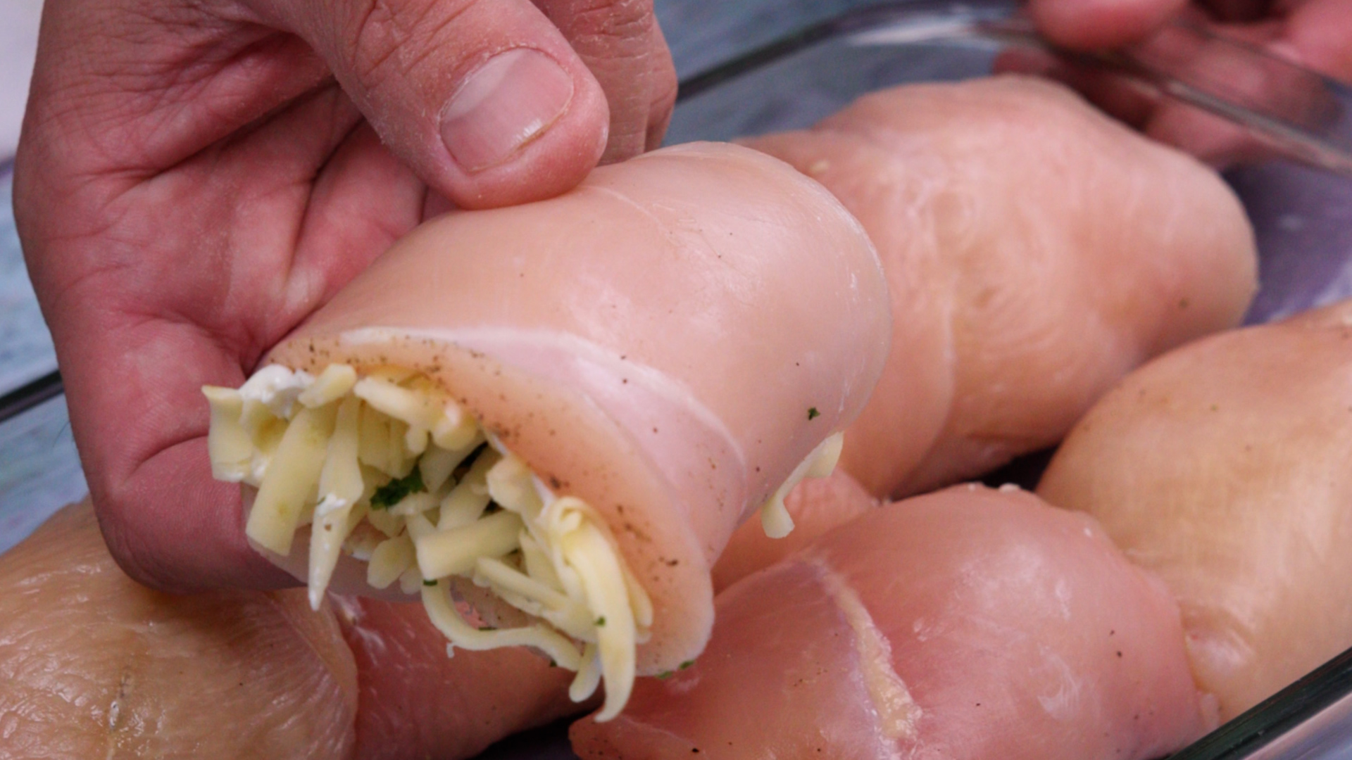 Rolinhos de peito de frango recheados