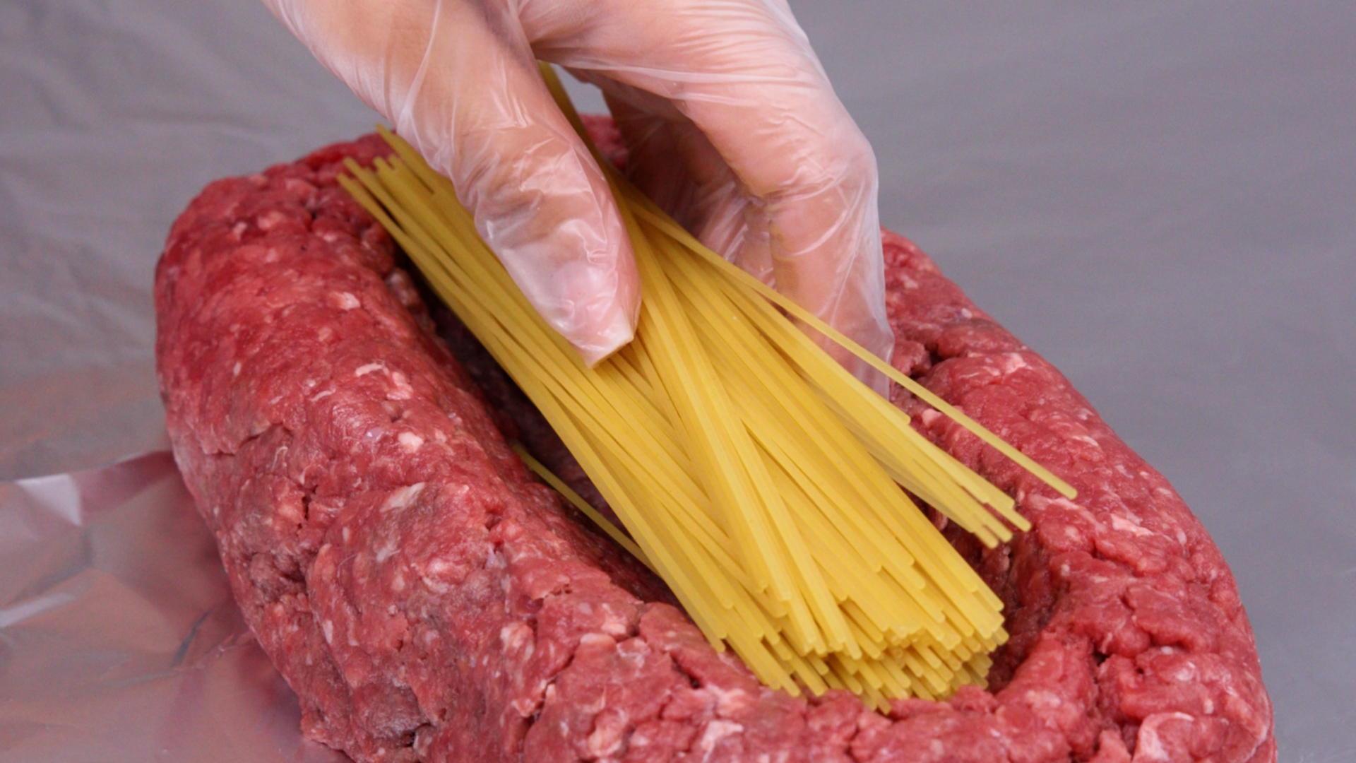 Espaguete com carne moída - Assado, surpreendente e delicioso.