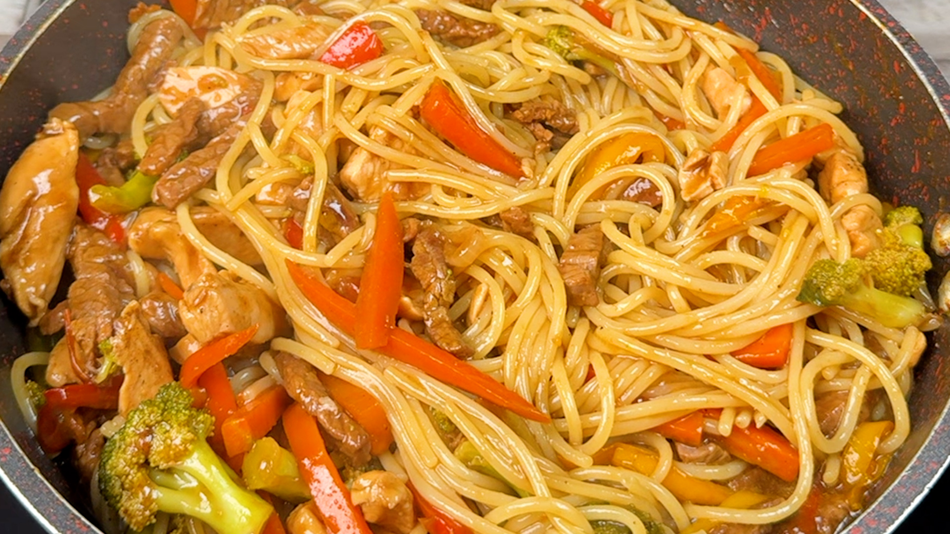 Espaguete com carne